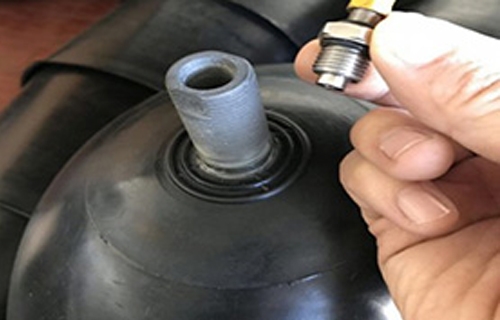 蓄能器充气压力